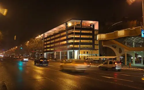 V17 Irodaház